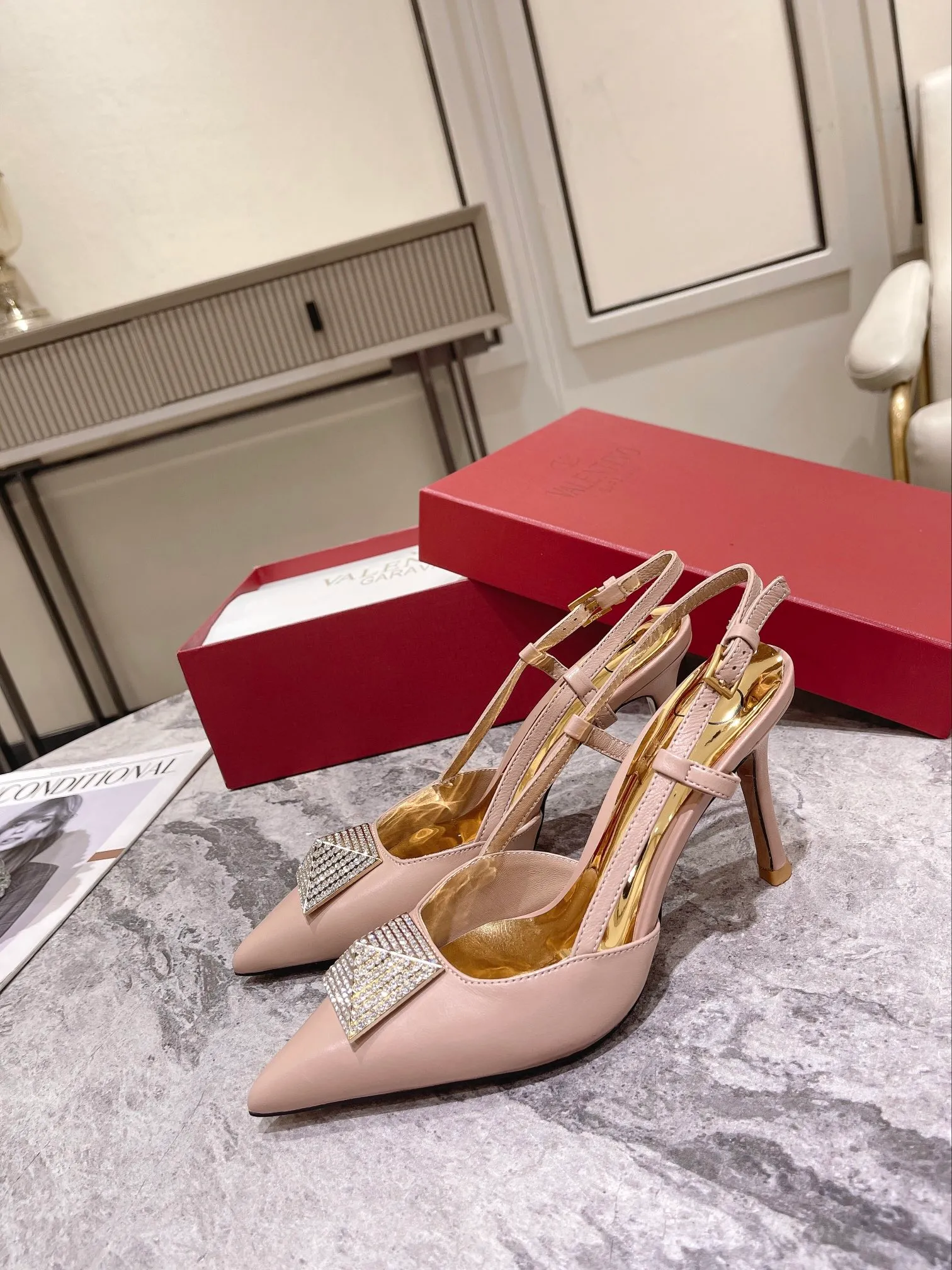 👟👟Ex-factory price 400👟👟 Genuine leather sole +40 Top version 𝑉𝐴𝐿𝐸𝑁𝑇𝐼𝑁𝑂 Valentino new autumn and winter women's back hollow sandals. The unique [pyramid] large rivet hardware [hand-made diamonds] brings out a full sense of high-end, and the new season will live up to expectations! Worth buying ★Imported sheepskin is absolutely high-grade ❥Original method, absolutely sensual ❥Elegant style, creating a different feeling, simple and elegant style!  Code number: 35-41 (34-42 customized) Fabric: Imported sheepskin Lining: Lined sheepskin Heel height: 8cm Leather outsole Rubber outsole